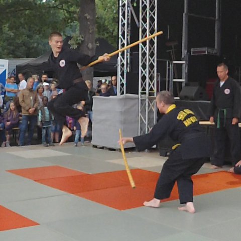 Stockangriff mit Sprung